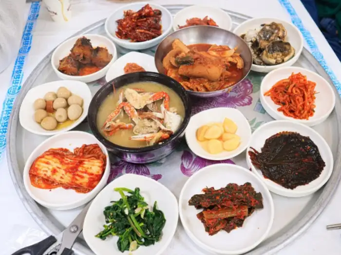 푸짐하게 차려진 백반 한 상