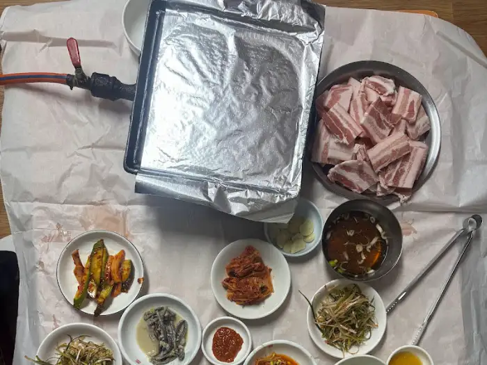 다양한 밑반찬과 신선한 냉동삼겹살