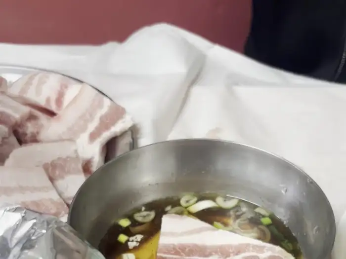 불판 위에 올려진 냉동삼겹살
