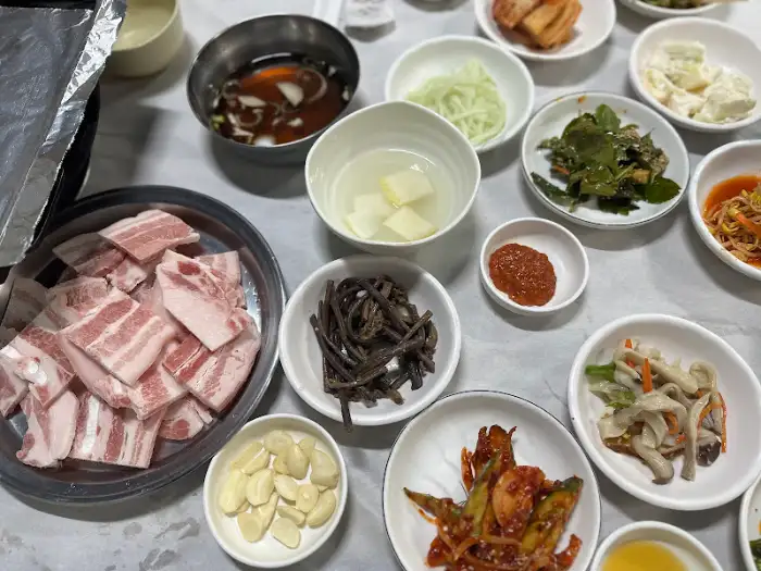다양한 밑반찬과 삼겹살