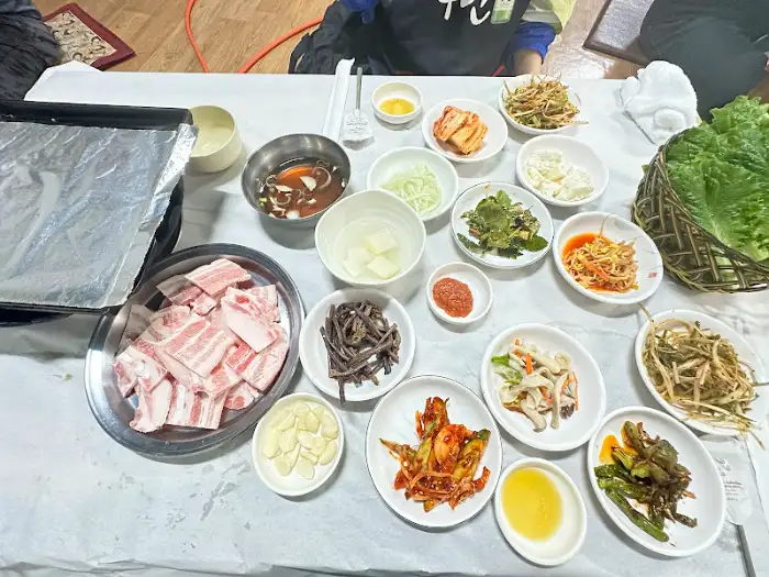 푸짐하게 차려진 테이블