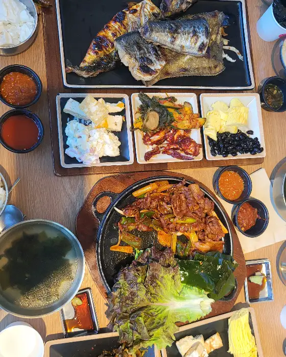 정성고등어 제육볶음과 비빔밥