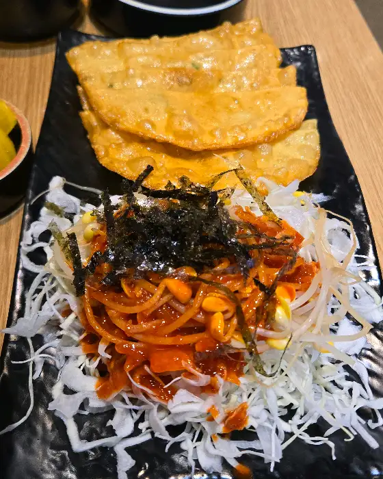 바삭하게 튀겨진 납작만두