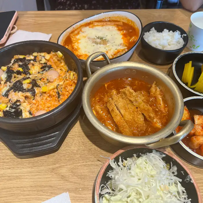 다양한 음식이 놓인 식탁