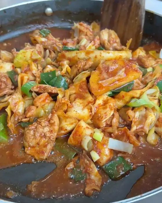 푸짐하게 볶아지고 있는 닭갈비