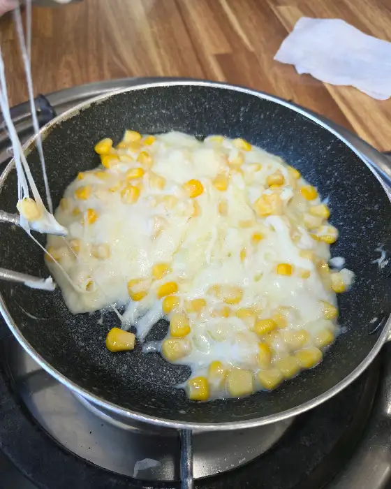 철판 위 닭갈비와 떡, 양배추