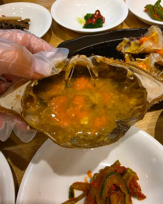 게딱지에 알과 내장이 가득 찬 간장게장