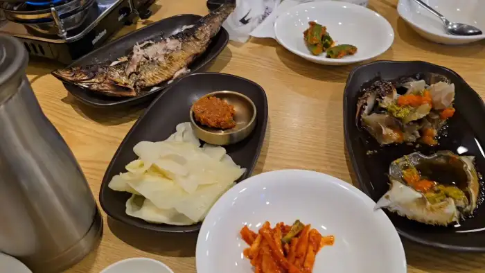 꽃게탕과 간장게장, 생선구이 등 상차림