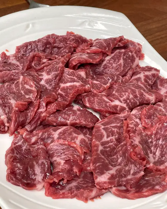 신선한 육회가 듬뿍 담긴 육회비빔밥