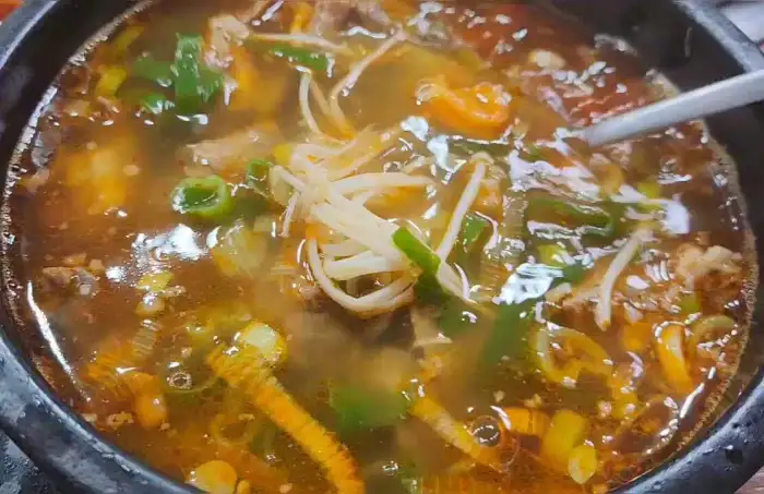 김이 모락모락 나는 뜨끈한 갈비탕