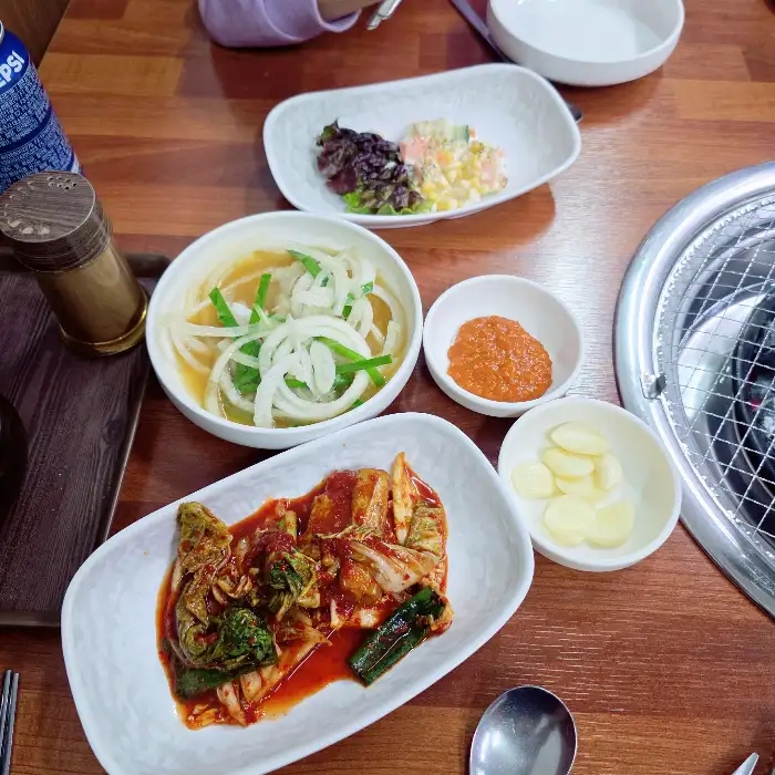 다양한 밑반찬과 따뜻한 국물 요리