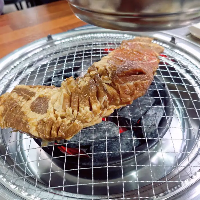 숯불 위에서 구워지는 돼지갈비