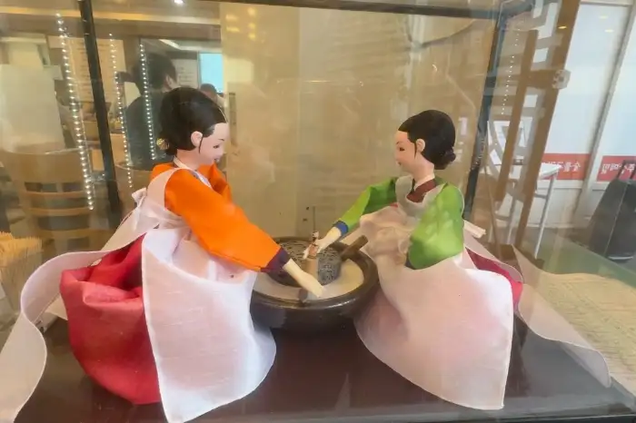 을화옥 매장 내부의 전통 인형 장식