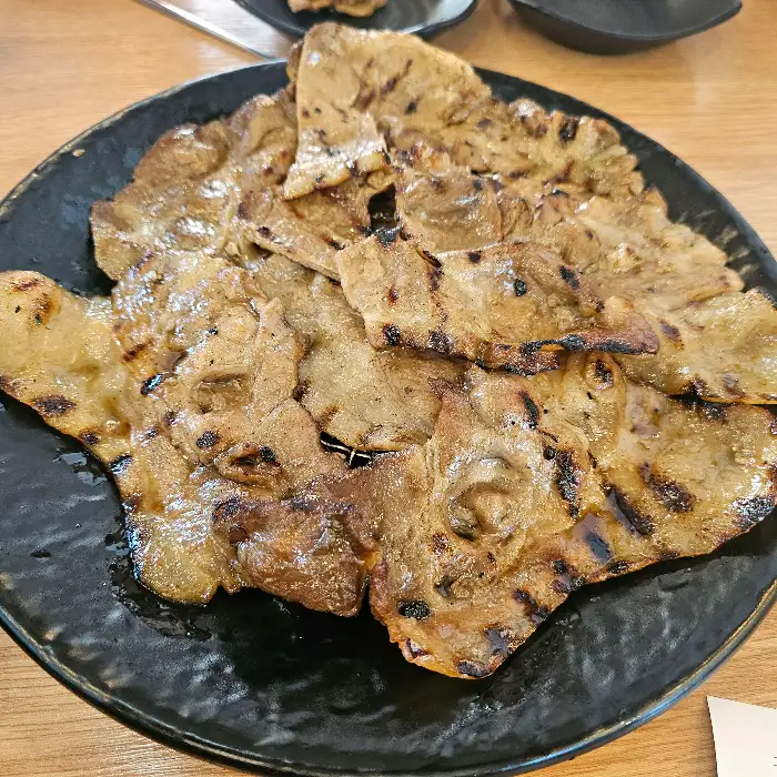 숯불갈비 접시 (다른 각도)
