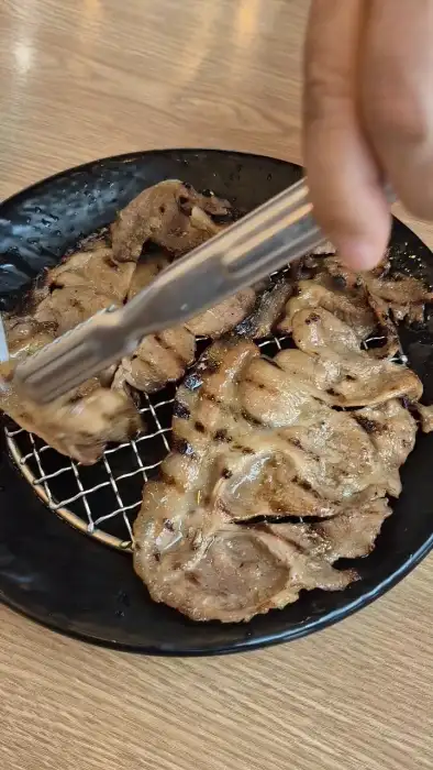 집게로 숯불갈비 집는 모습
