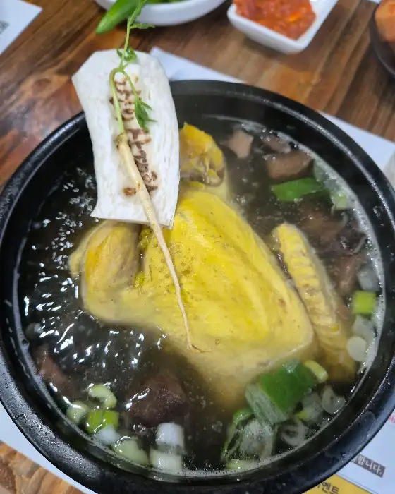 잘 차려진 삼계탕 한 그릇