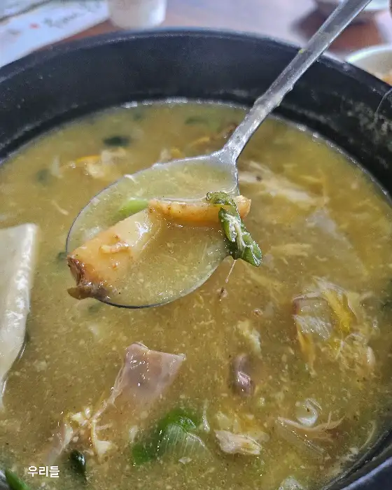 삼계탕 국물 한 숟갈