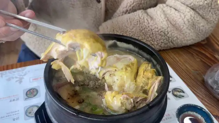 삼계탕 닭고기 발라 먹는 모습