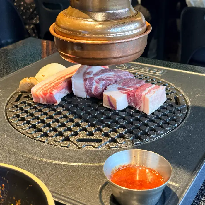 잘 구워진 흑돼지 구이