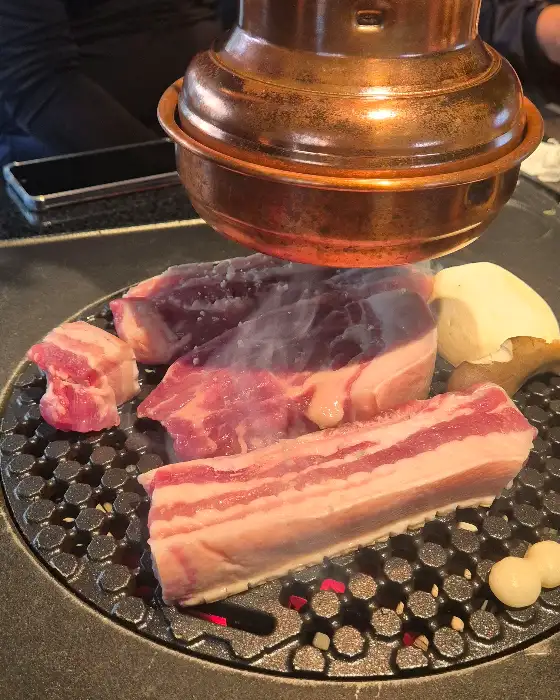 잘 구워진 흑돼지 오겹살