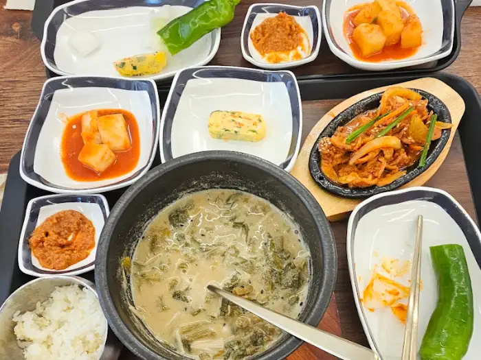 먹음직스러운 시래기들깨탕과 곁들임 반찬들