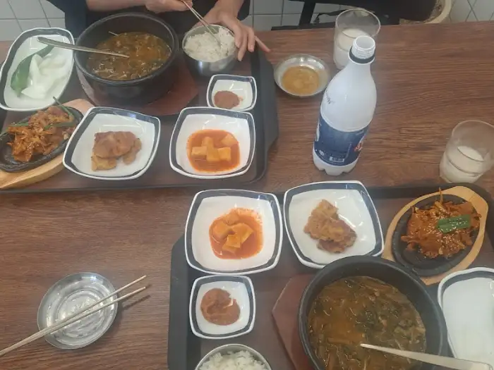 식탁에 차려진 다양한 반찬과 메인 메뉴