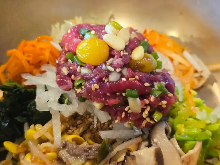 육회비빔밥의 신선한 재료 디테일 샷