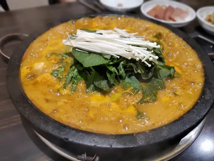 버섯과 채소가 듬뿍 올라간 얼큰한 전골
