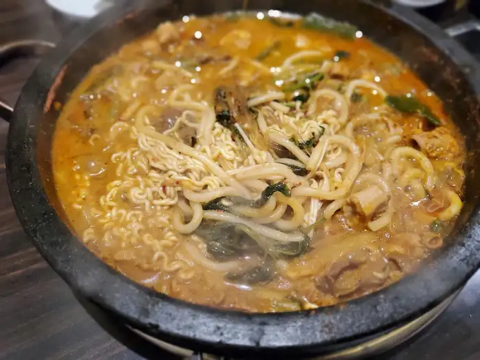 전골에 끓여진 라면과 건더기
