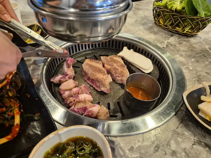 불판 위에서 맛있게 익어가고 있는 고기