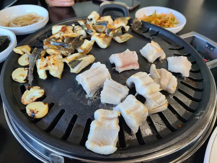 잘 구워진 장어 조각들