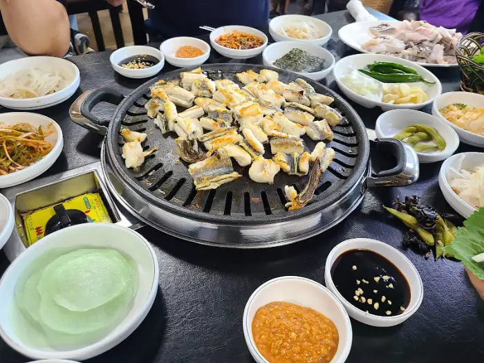 장어구이와 곁들임 찬들