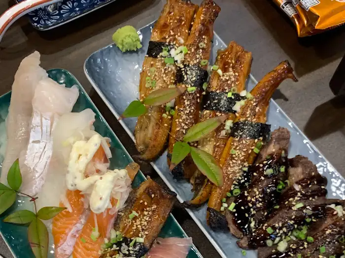 길고 두툼한 장어초밥이 먹음직스럽게 놓여있는 모습