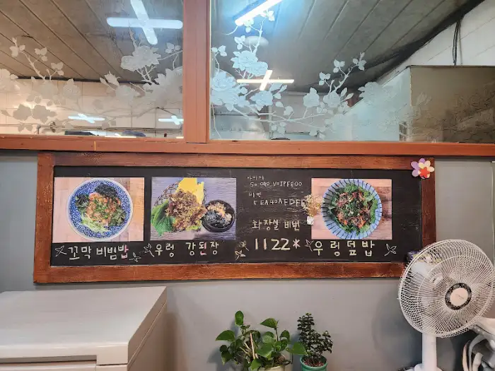 벽면에 걸린 메뉴판 사진