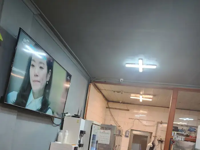 테이블 위 TV 화면 캡처