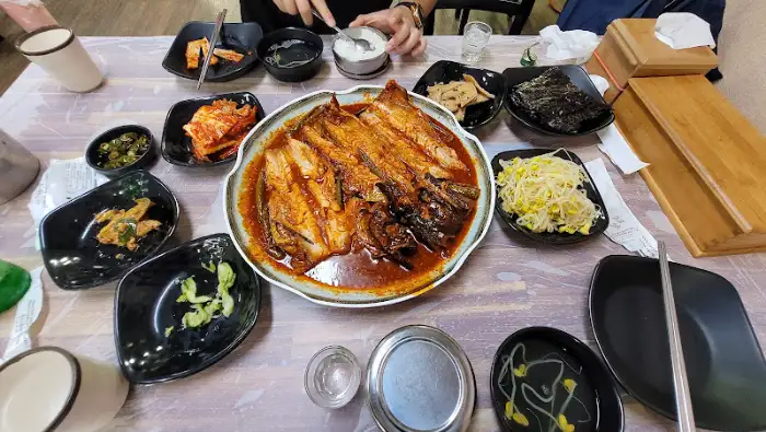 다양한 밑반찬과 메인 요리