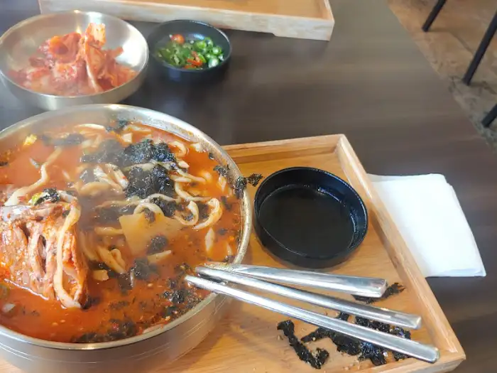 매콤한 칼국수 국물