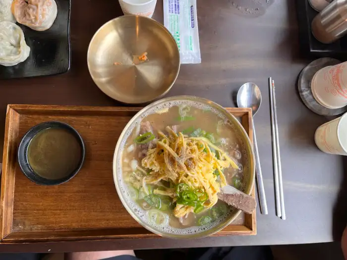 뼈칼국수와 곁들임