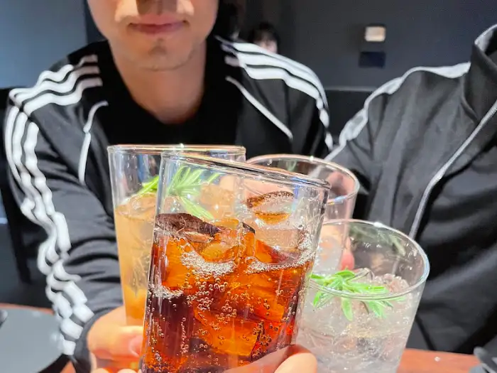 다양한 음료와 함께 나온 함박스테이크 세트