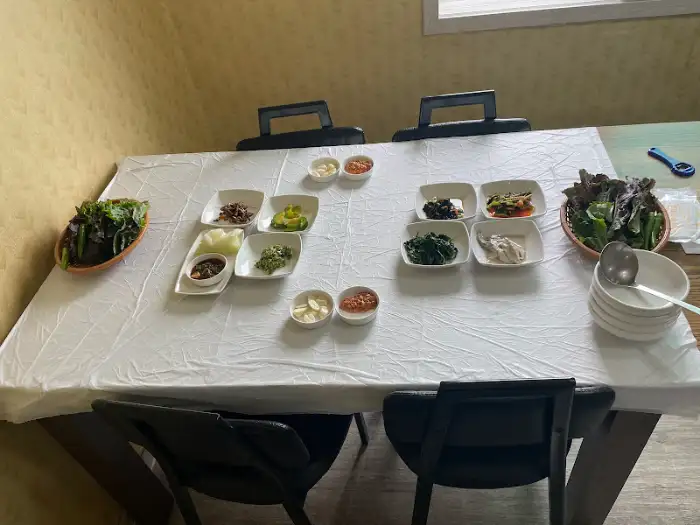 테이블에 차려진 푸짐한 밑반찬들