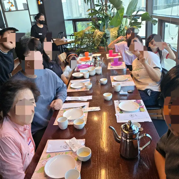 단체석이 마련된 넓은 테이블에 음식이 차려진 모습