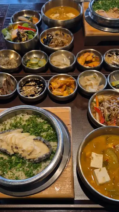 정갈하게 담긴 다양한 반찬들과 솥밥, 국이 함께 나온 한 상차림
