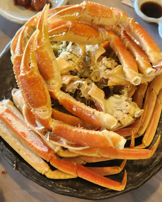 푸짐하게 차려진 대게 요리
