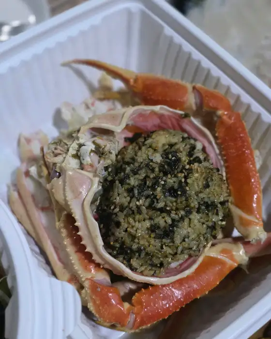 대게 몸통에 채워진 볶음밥