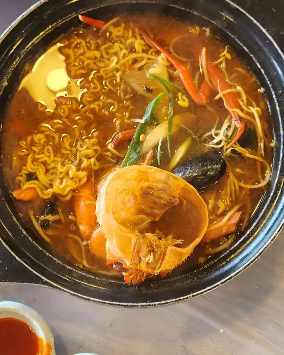푸짐한 해산물이 들어간 라면