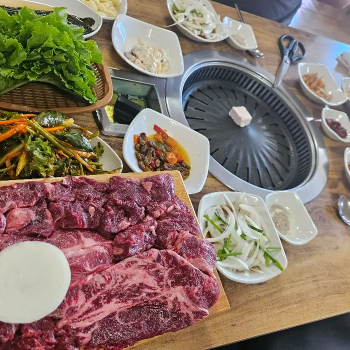 다양하고 푸짐한 밑반찬과 불판, 신선한 고기