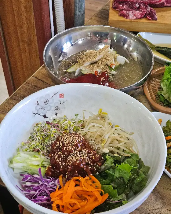 다양한 채소와 육회가 듬뿍 담긴 육회비빔밥