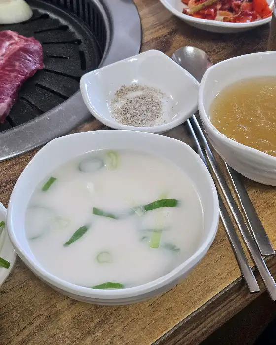 따뜻한 탕 국물과 곁들임 찬
