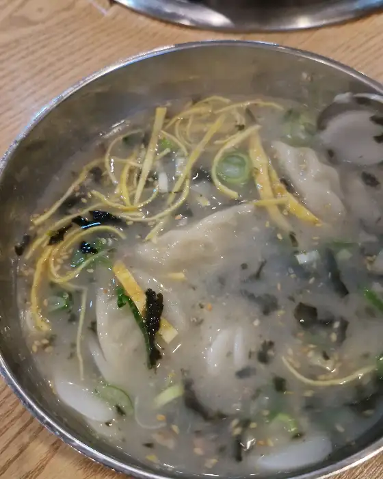 넓은 매장 내부와 테이블 세팅
