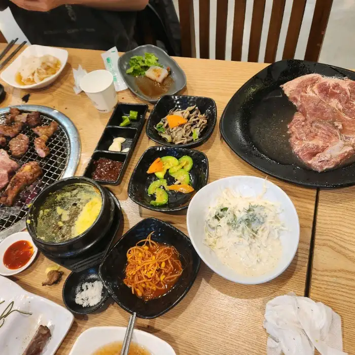 풍성한 밑반찬과 메인 메뉴